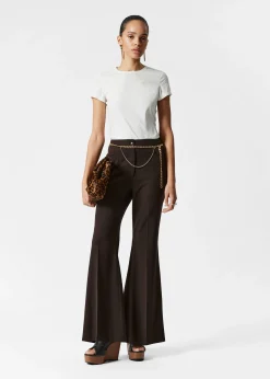 Ausgestellte Hose mit Bügelfalten