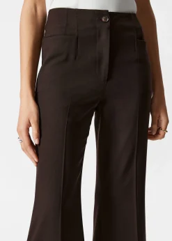 Ausgestellte Hose mit Bügelfalten