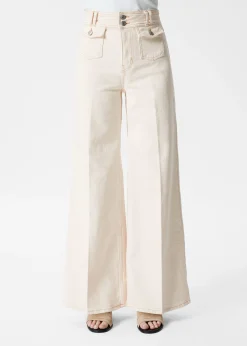 Ausgestellte Jeans mit Bügelfalten