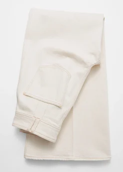 Ausgestellte Jeans mit Bügelfalten