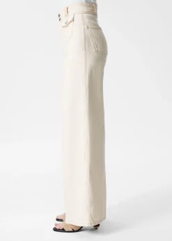 Ausgestellte Jeans mit Bügelfalten