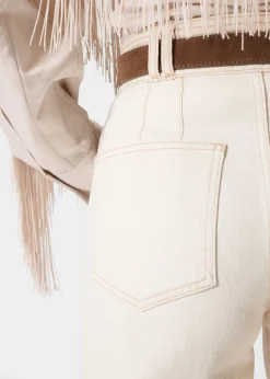 Ausgestellte Jeans mit Bügelfalten