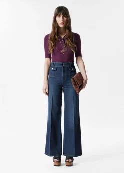 Ausgestellte Jeans mit Bügelfalten