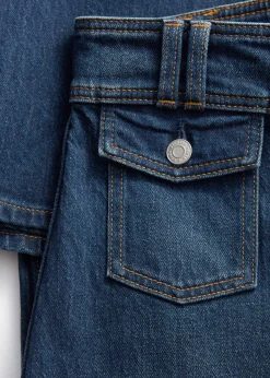 Ausgestellte Jeans mit Bügelfalten