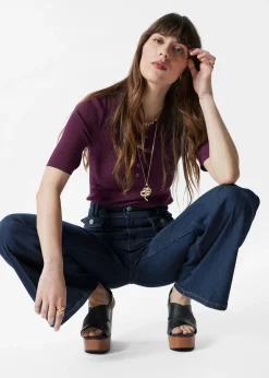 Ausgestellte Jeans mit Bügelfalten