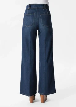 Ausgestellte Jeans mit Bügelfalten