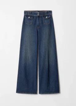 Ausgestellte Jeans mit Bügelfalten