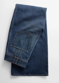 Ausgestellte Jeans mit Bügelfalten