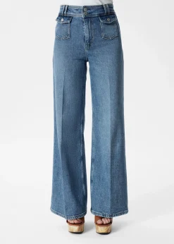 Ausgestellte Jeans mit Bügelfalten