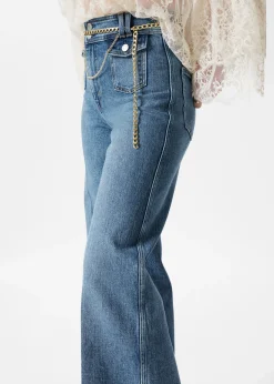 Ausgestellte Jeans mit Bügelfalten