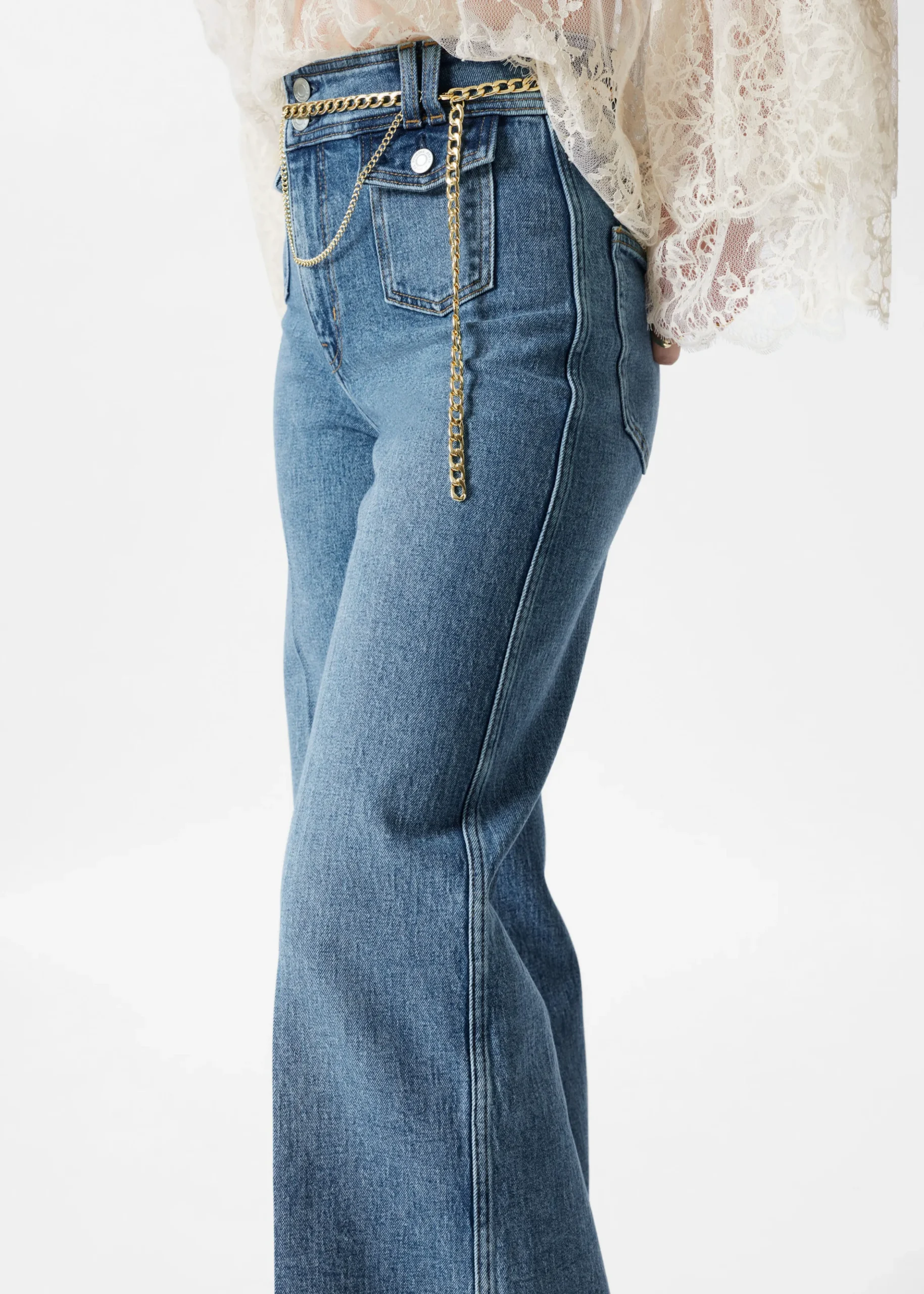 Ausgestellte Jeans mit Bügelfalten