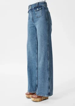 Ausgestellte Jeans mit Bügelfalten