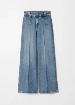 Ausgestellte Jeans mit Bügelfalten