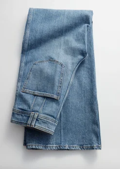 Ausgestellte Jeans mit Bügelfalten