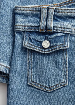 Ausgestellte Jeans mit Bügelfalten