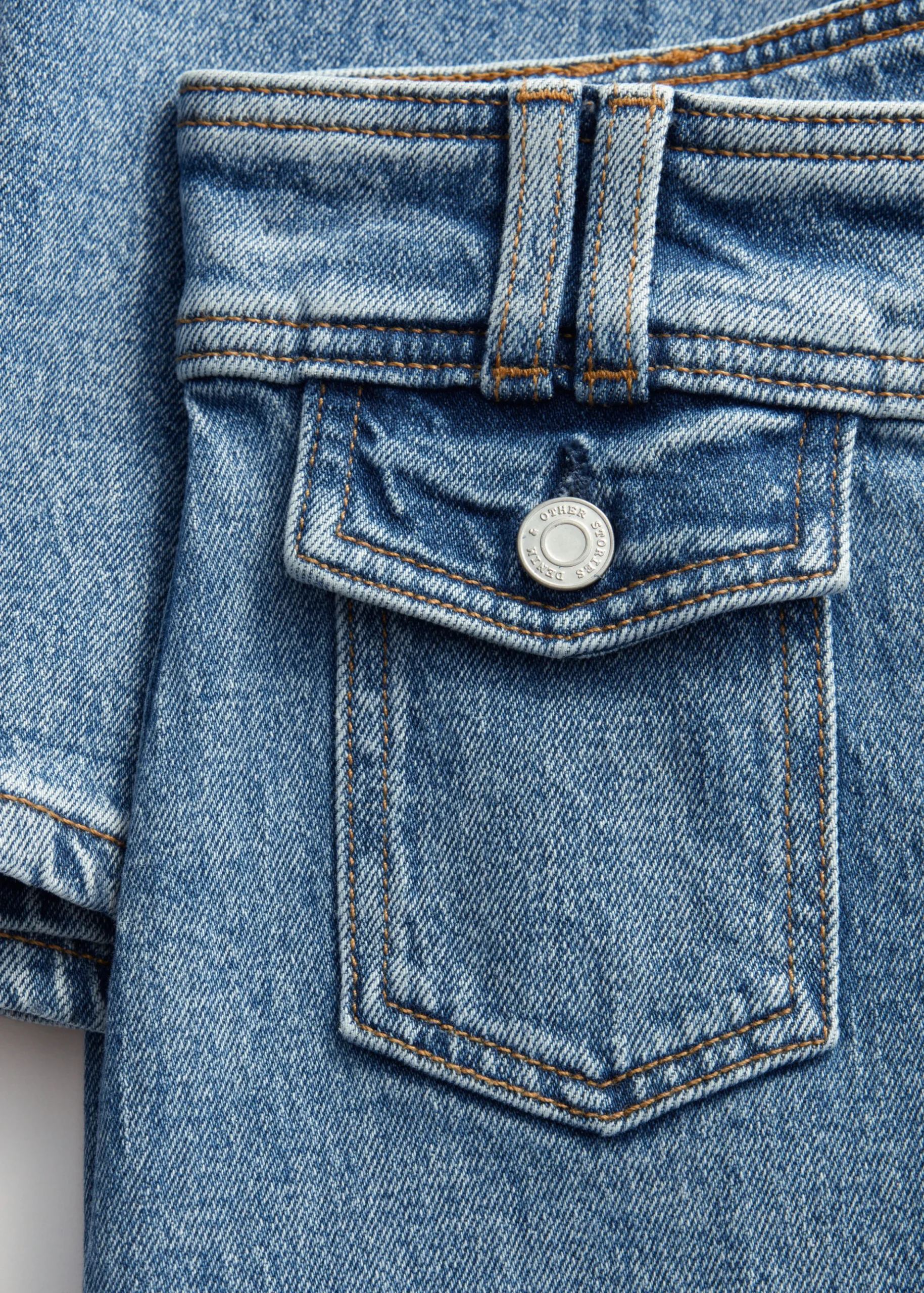Ausgestellte Jeans mit Bügelfalten