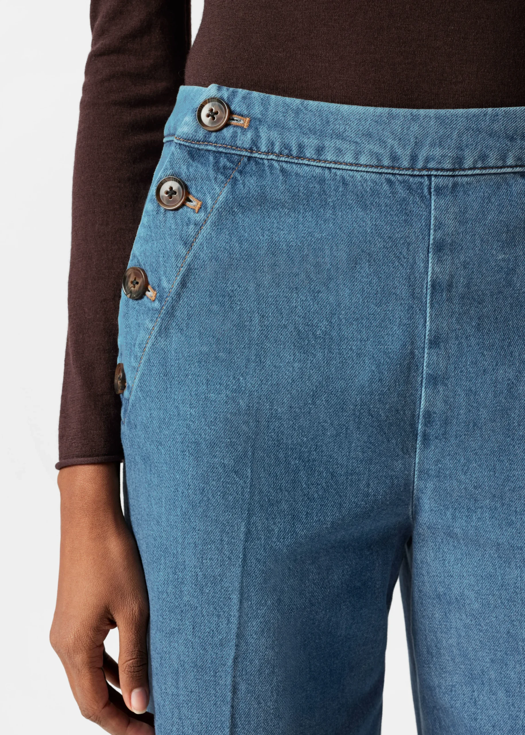 Ausgestellte Jeans mit Falten