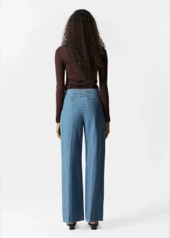 Ausgestellte Jeans mit Falten