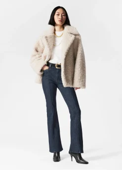 Ausgestellte Jeans mit schmaler Passform