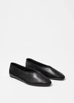 Ballerinas mit mandelförmiger Spitze