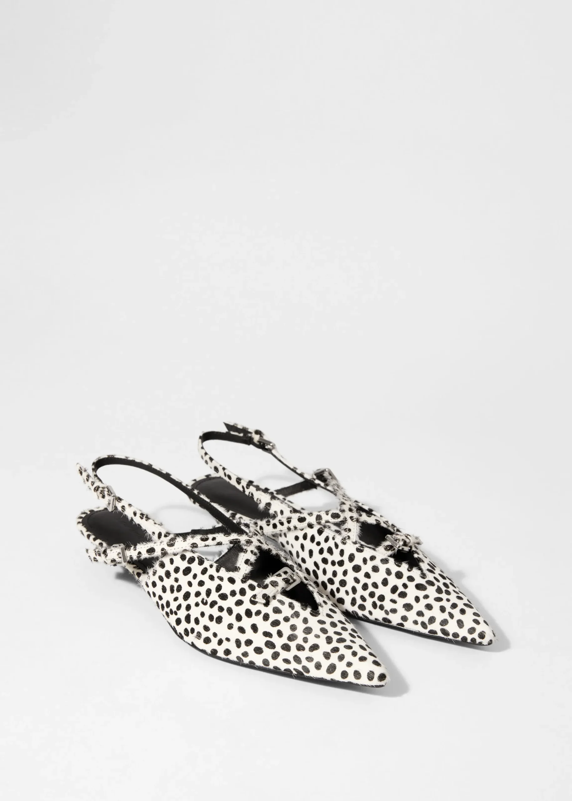 Ballerinas mit schmalen Fersenriemen und Schnallen