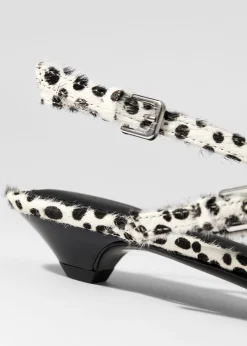 Ballerinas mit schmalen Fersenriemen und Schnallen