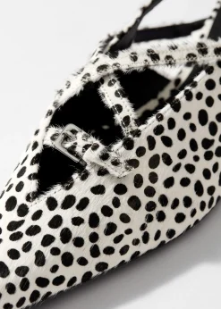 Ballerinas mit schmalen Fersenriemen und Schnallen