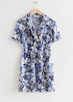 Bedrucktes Minikleid mit Kragen