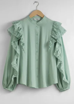 Bluse mit Rüschen und Wellenkante