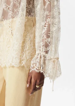 Bluse mit Spitze und Volants