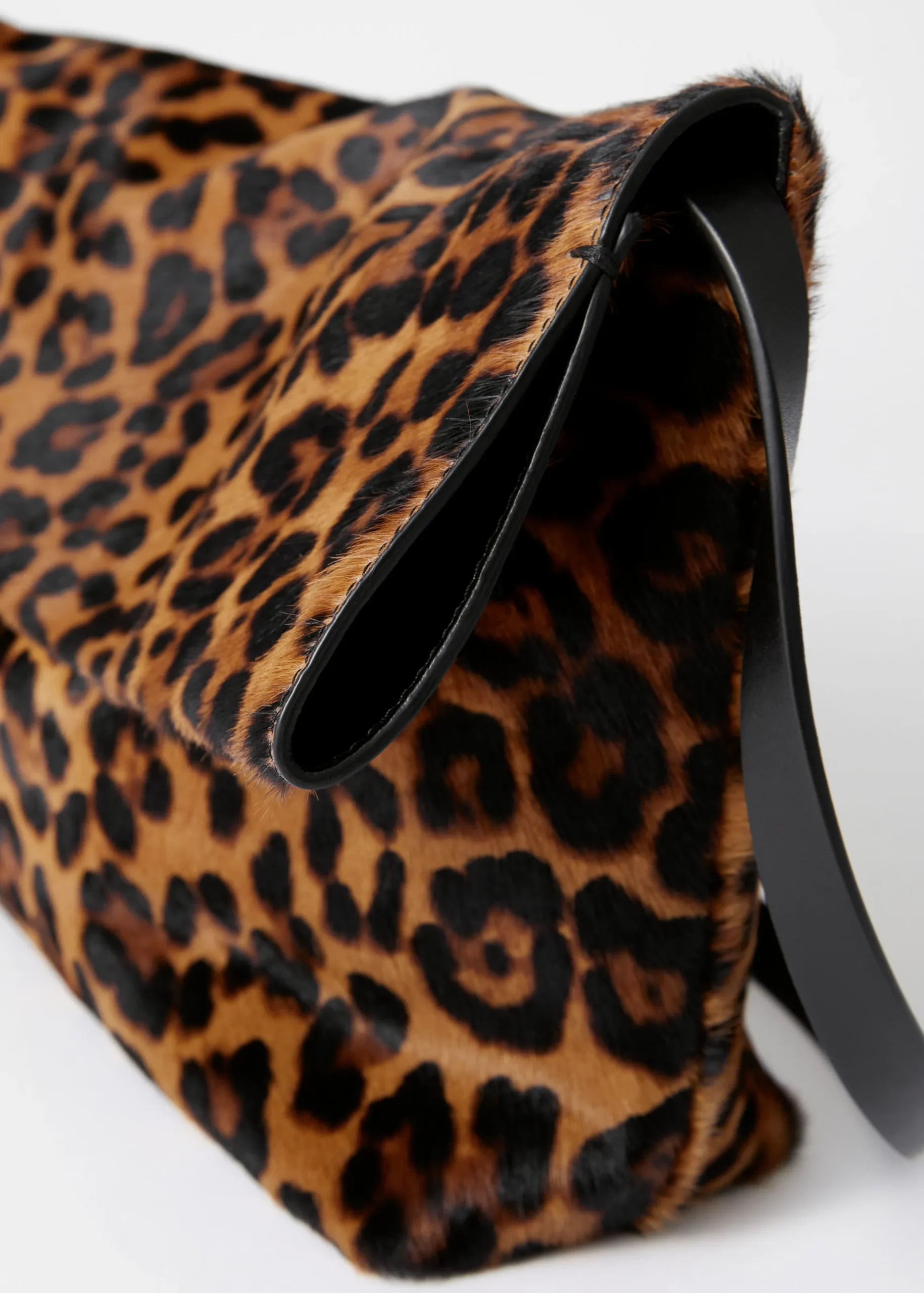 Clutch aus Leder mit Leopardenmuster