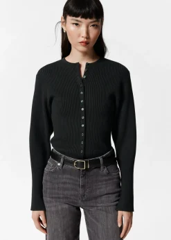 Eng anliegende Rippstrickjacke