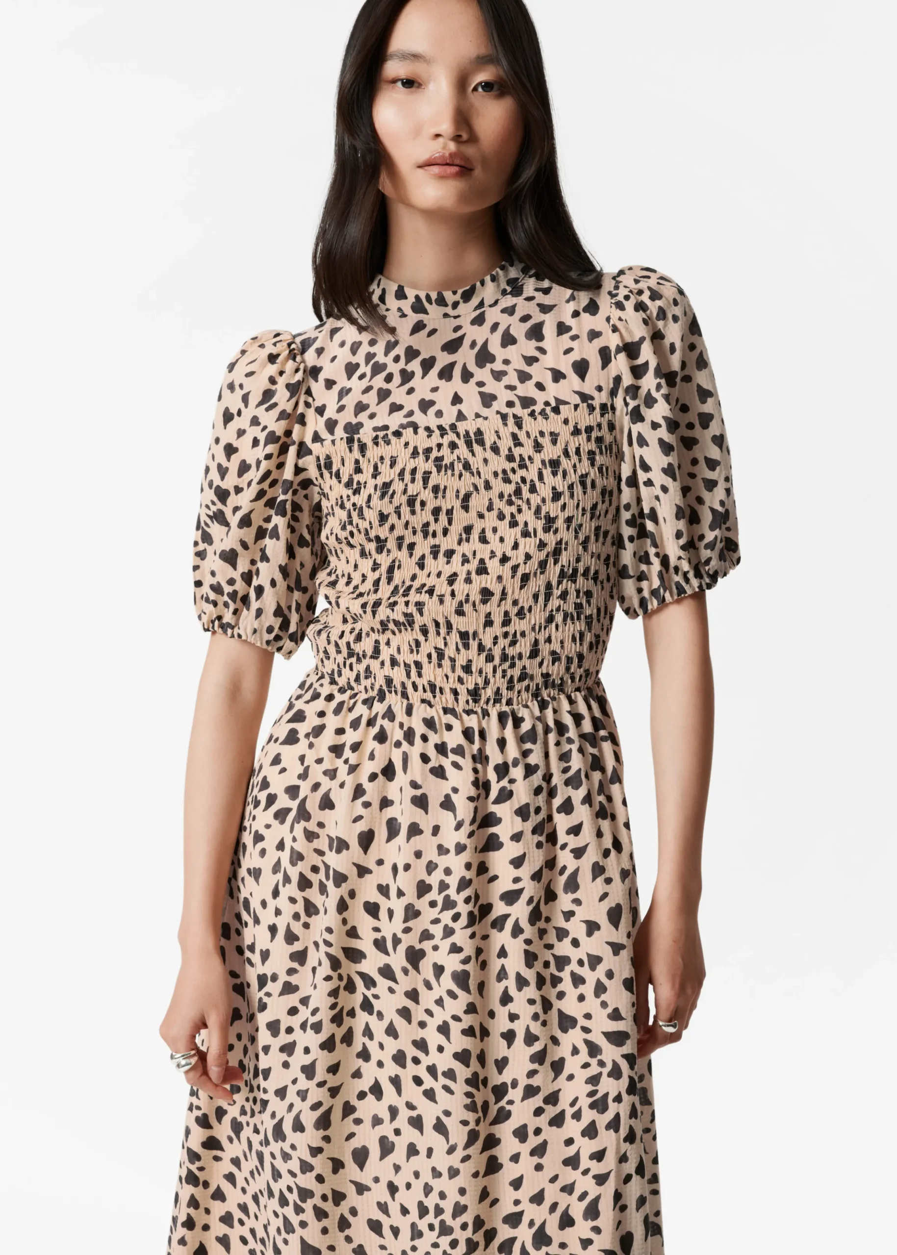Gesmoktes Midikleid mit Puffärmeln