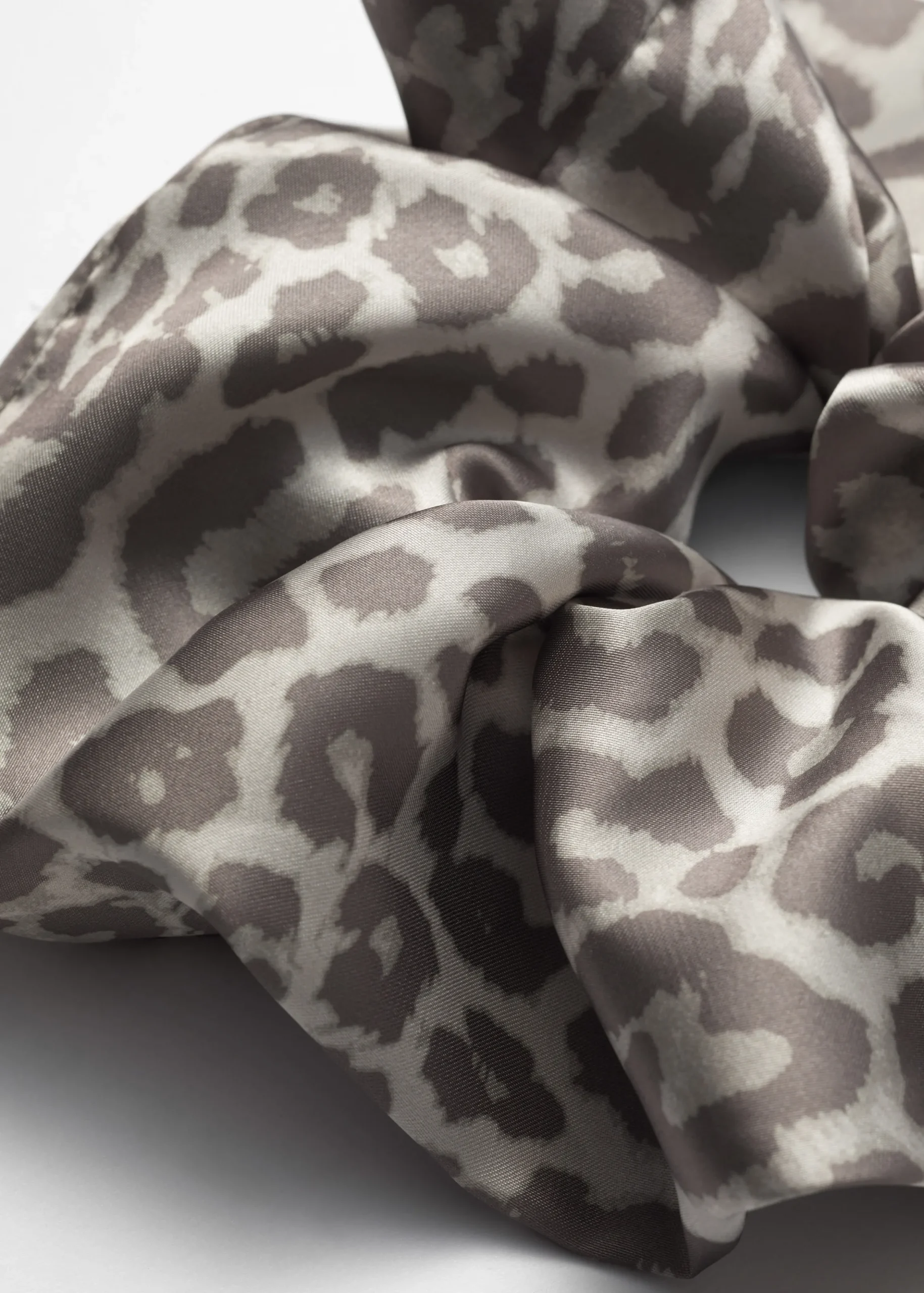Großer Scrunchie mit Leopardenmuster