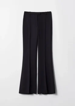 Hose mit ausgestelltem Bein