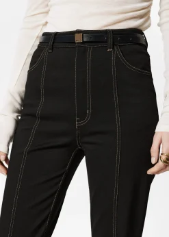 Hose mit ausgestelltem Bein und Steppnähten