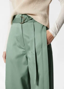 Hose mit weitem Bein und Gürtel