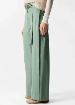 Hose mit weitem Bein und Gürtel