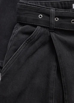 Jeans mit Faltendetail und Gürtel