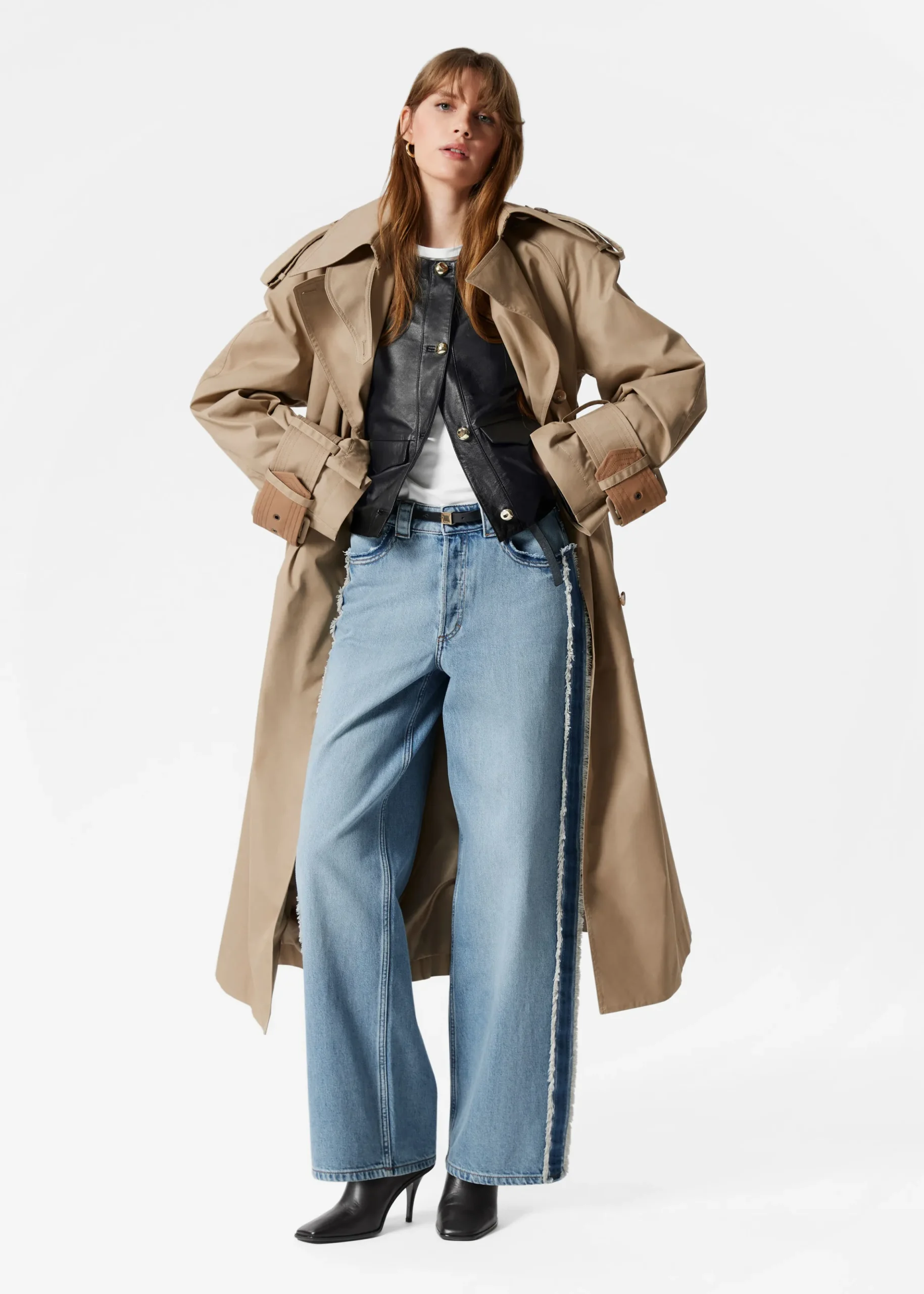 Jeans mit weitem Bein und Fransen