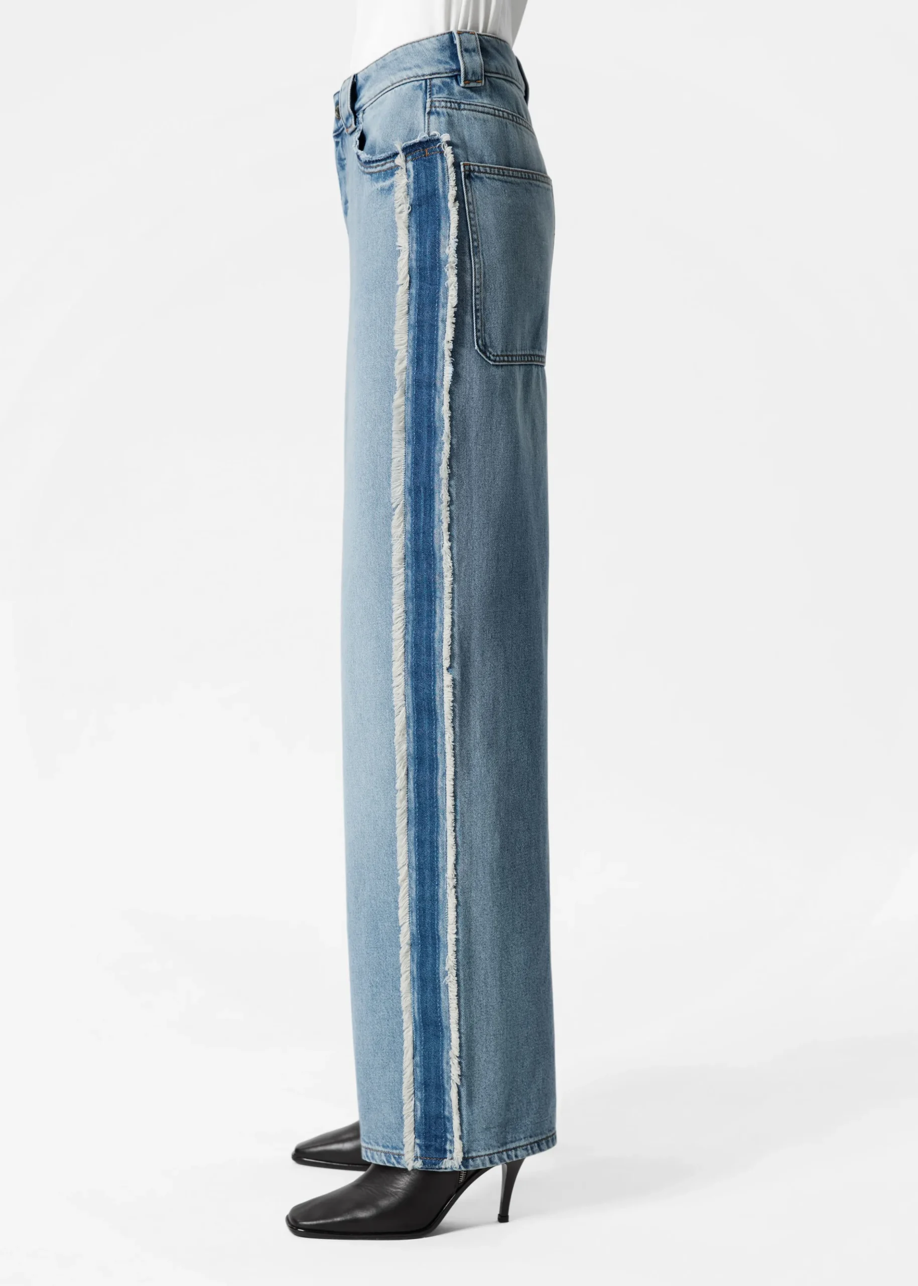 Jeans mit weitem Bein und Fransen