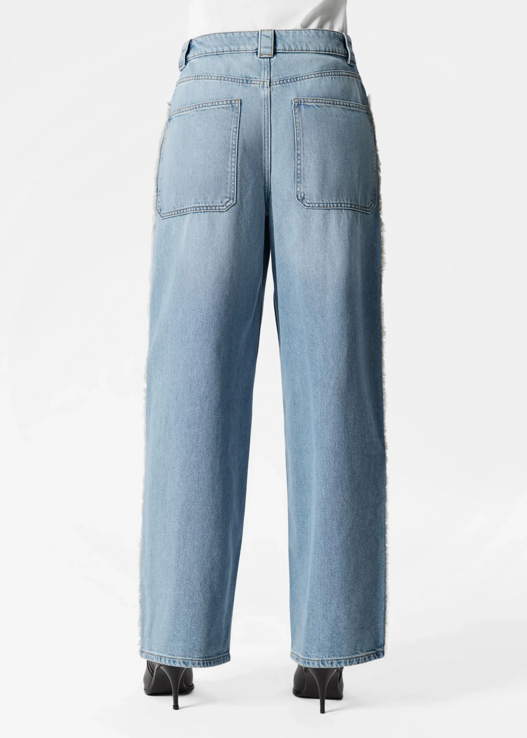 Jeans mit weitem Bein und Fransen