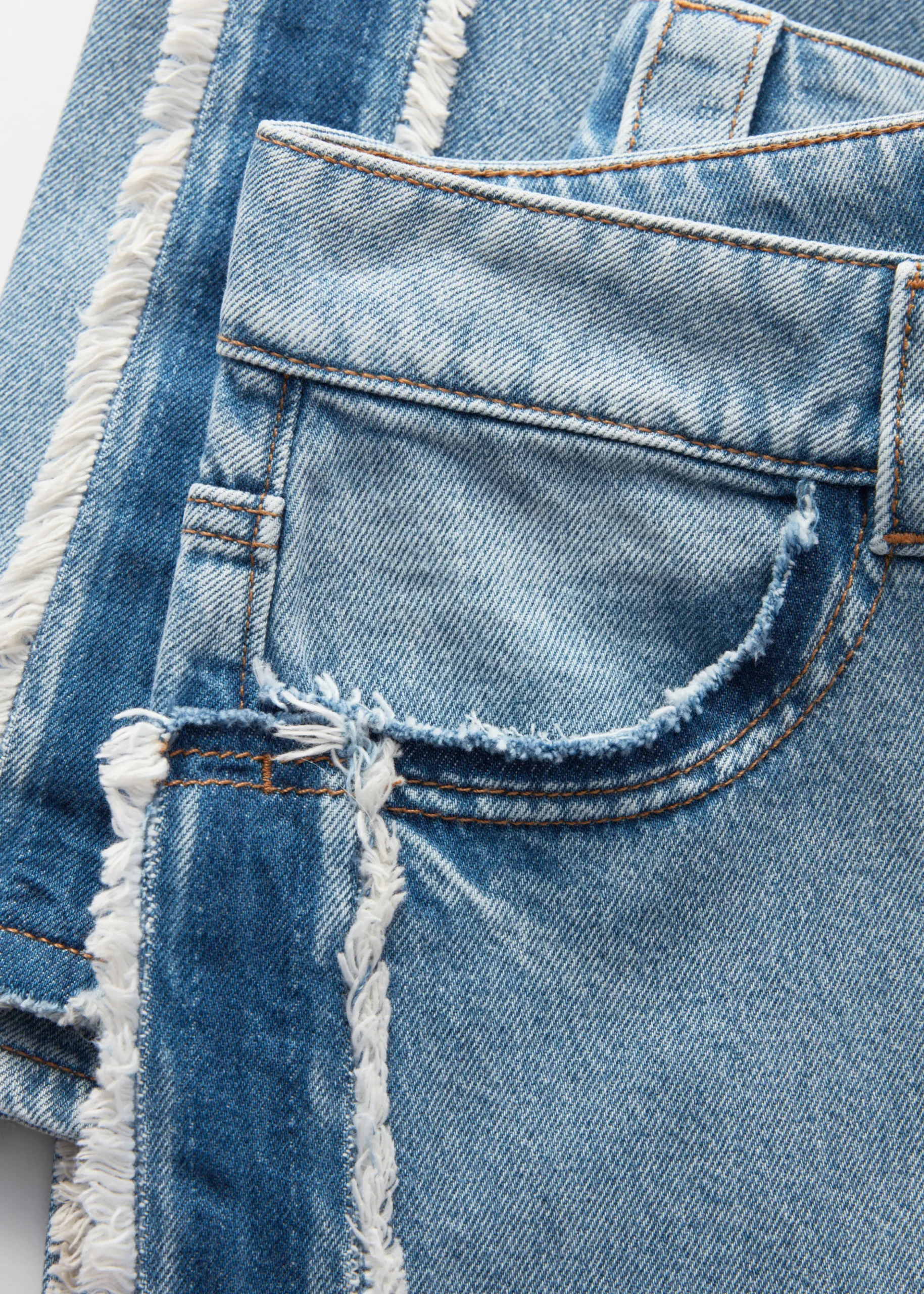 Jeans mit weitem Bein und Fransen