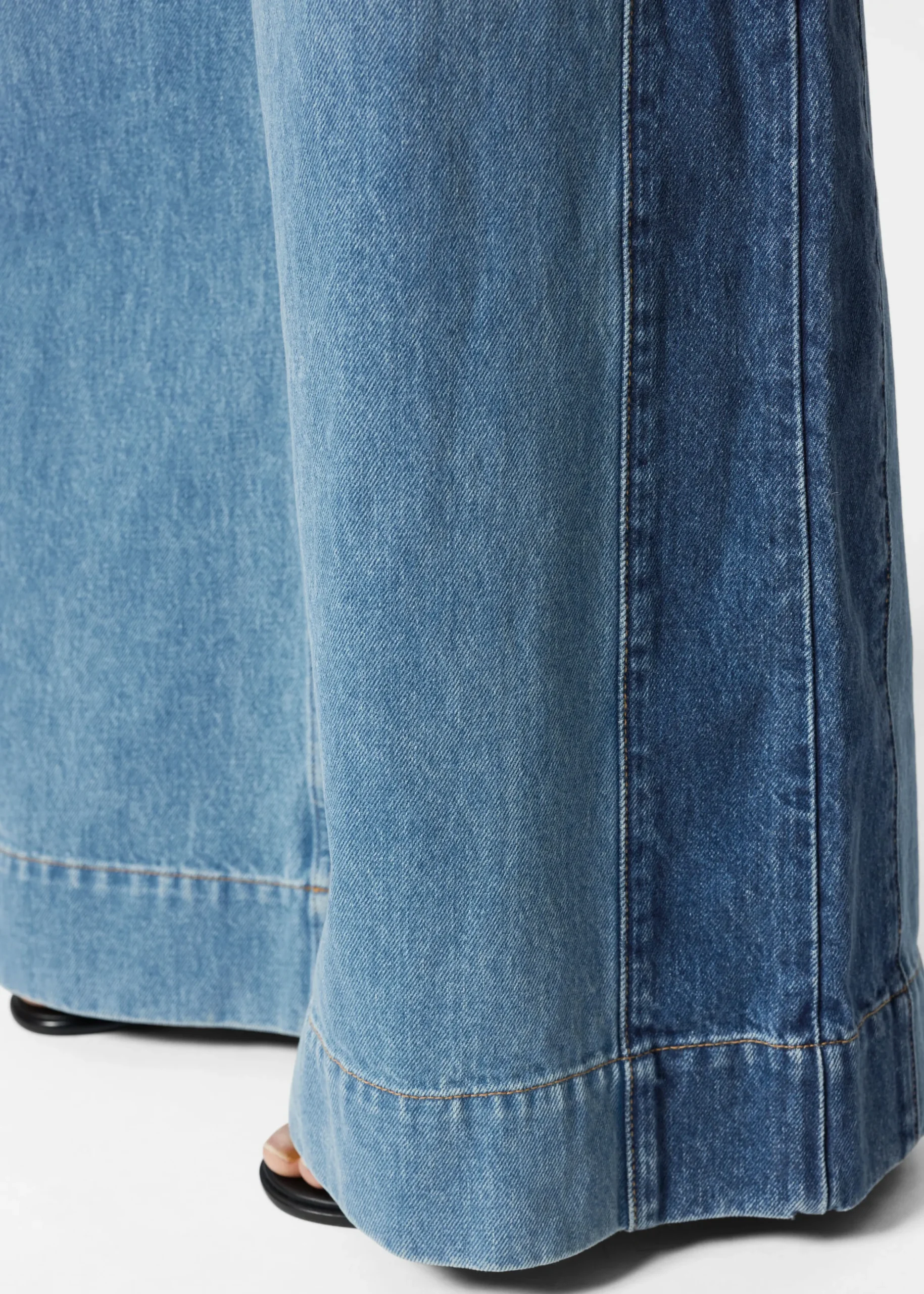 Jeans mit weitem, langem Bein