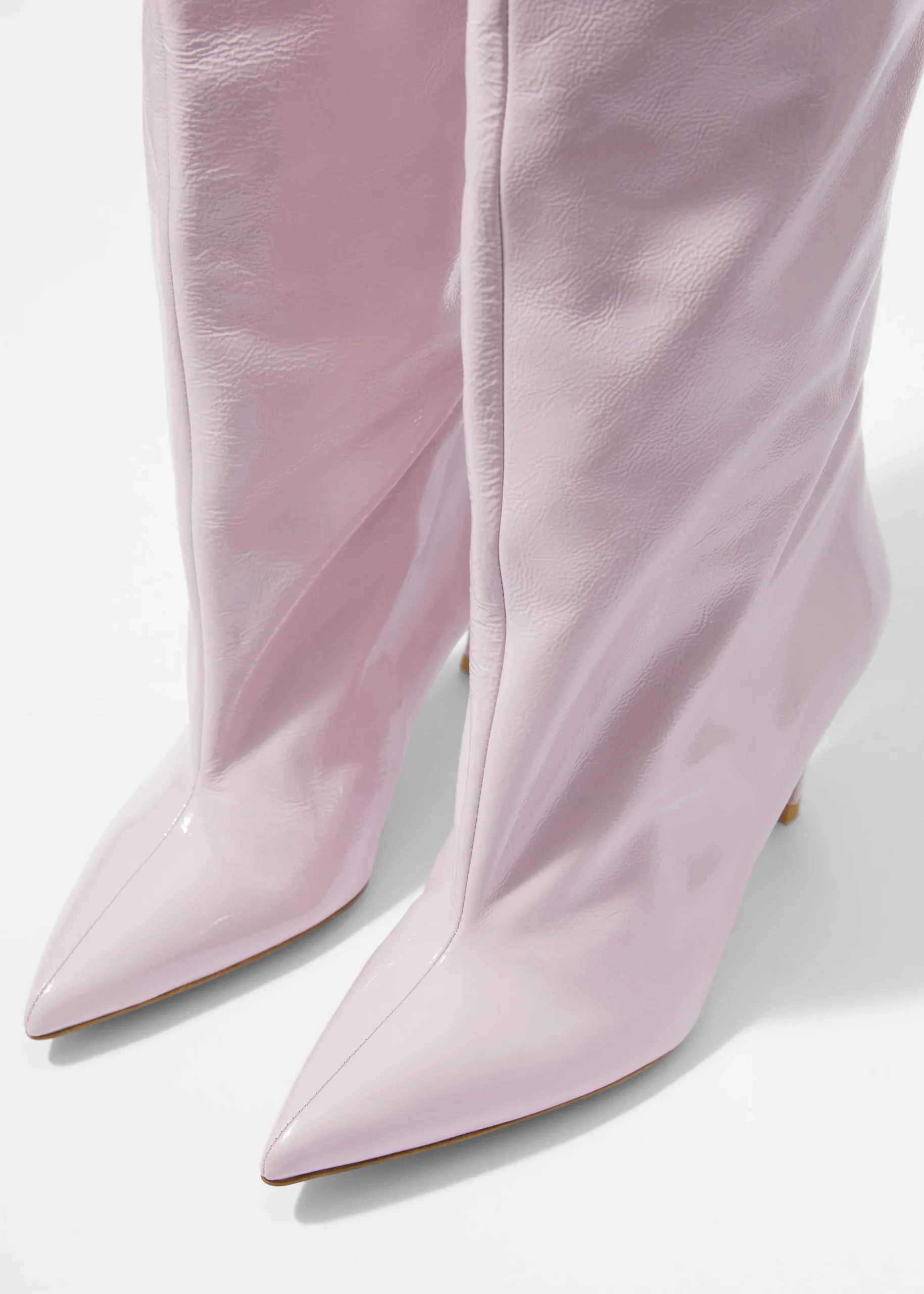 Kniehohe Stiefel aus Lackleder