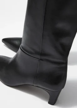Kniehohe Stiefel mit spitzer Zehenpartie