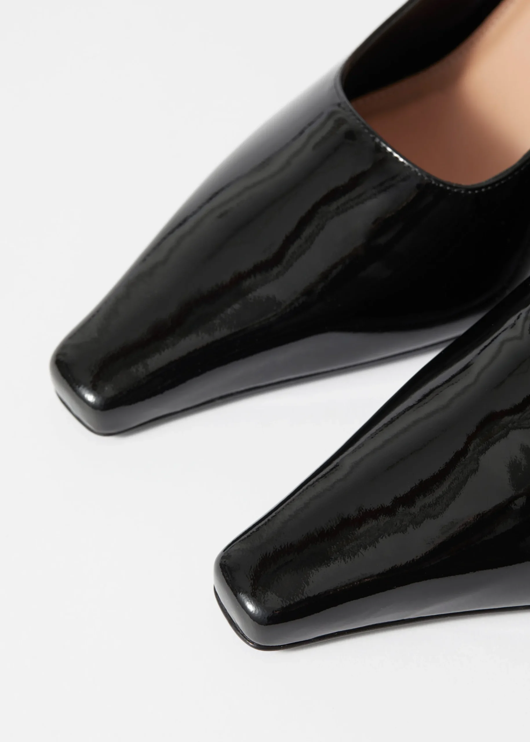 Lacklederpumps mit Slingback-Riemen