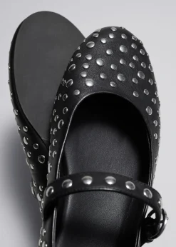 Lederballerinas mit Nieten