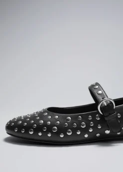 Lederballerinas mit Nieten
