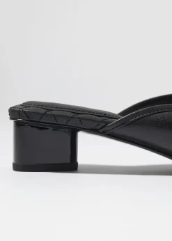 Leder-Pantoletten mit Verzierung